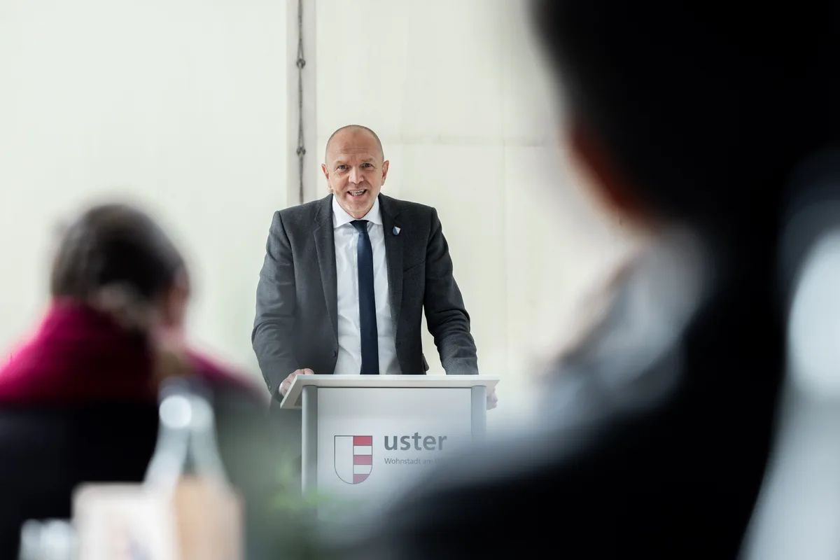 Für Benno Scherrer, den Präsidenten der Sekundarschule Uster, ändert der Entscheid des Bundesgerichts nichts an der Ausgangslage. (Archivbild) Ein Mann spricht an einem Podium.